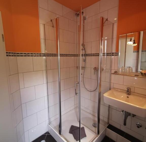 اتاق اکونومی, Winneburg