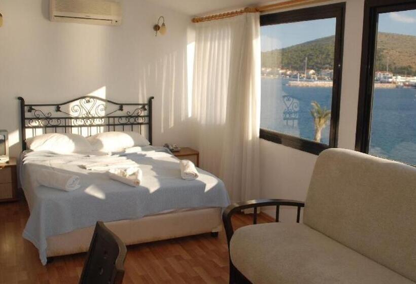 带露台的套间, Kerman Hotel