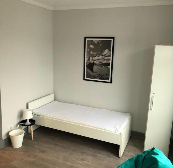 חדר דלוקס לשלושה, Meierstrasse