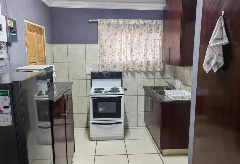 디럭스 룸 킹사이즈 침대, Sibahlenomhlambi Guesthouse