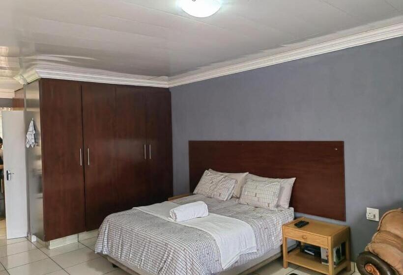 디럭스 룸 킹사이즈 침대, Sibahlenomhlambi Guesthouse
