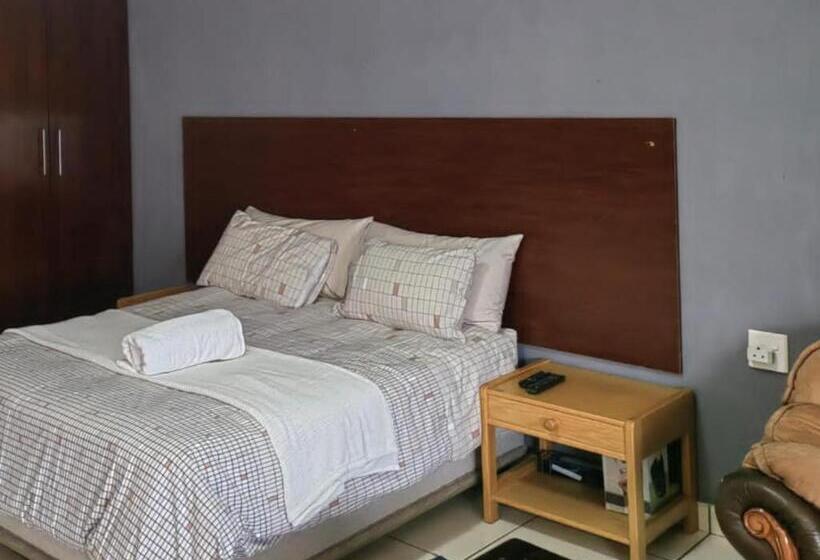 디럭스 룸 킹사이즈 침대, Sibahlenomhlambi Guesthouse