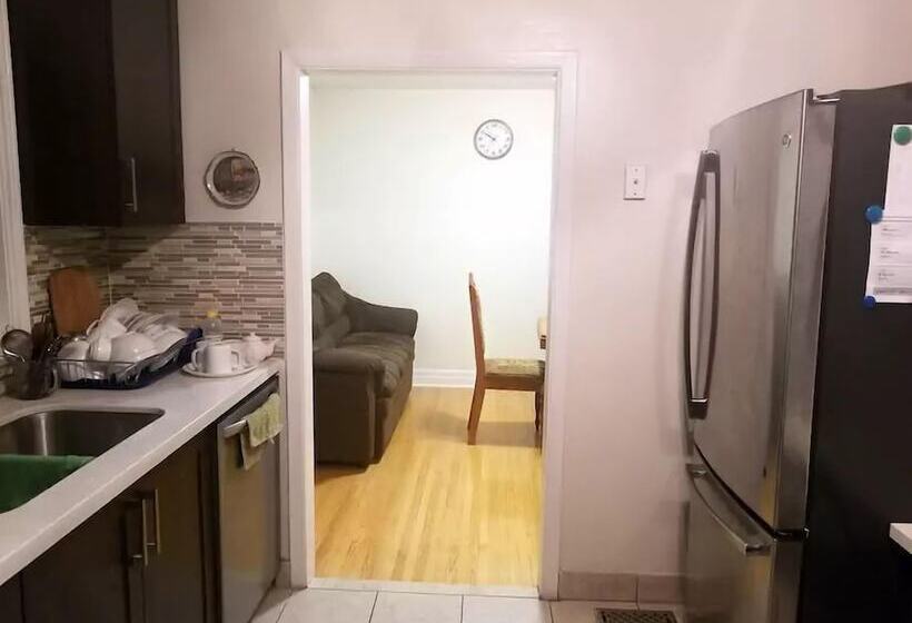 标准三人间, Private Rooms, Free Parking, Full Kitchen, Best Prices In Town  York University Heights