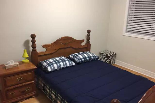 Economy Szoba, Private Rooms, Free Parking, Full Kitchen, Best Prices In Town  York University Heights