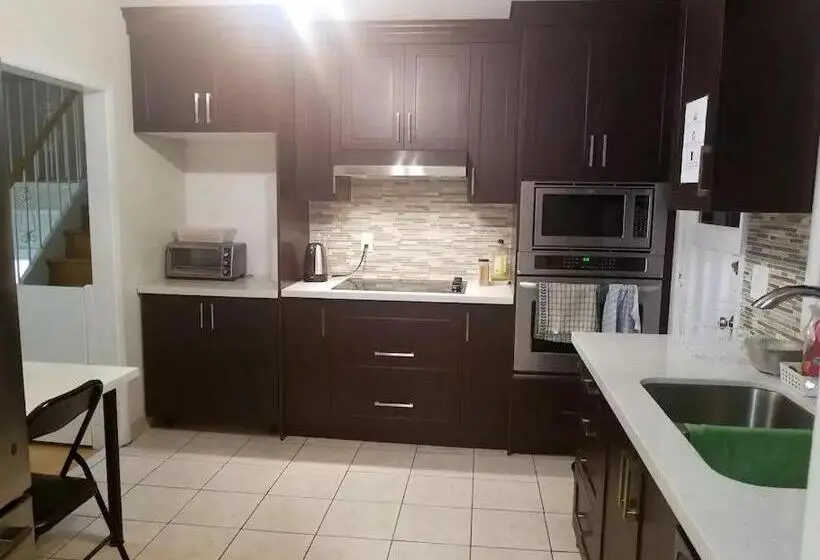 اتاق خانوادگی, Private Rooms, Free Parking, Full Kitchen, Best Prices In Town  York University Heights