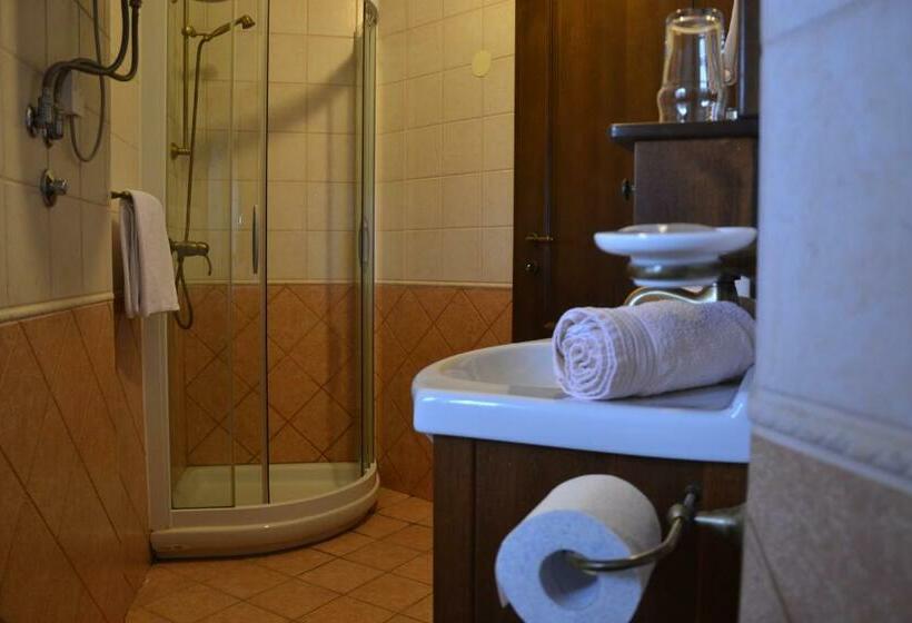 سوئیت جونیور با چشم‌انداز کوهستان, Pri Marjotu