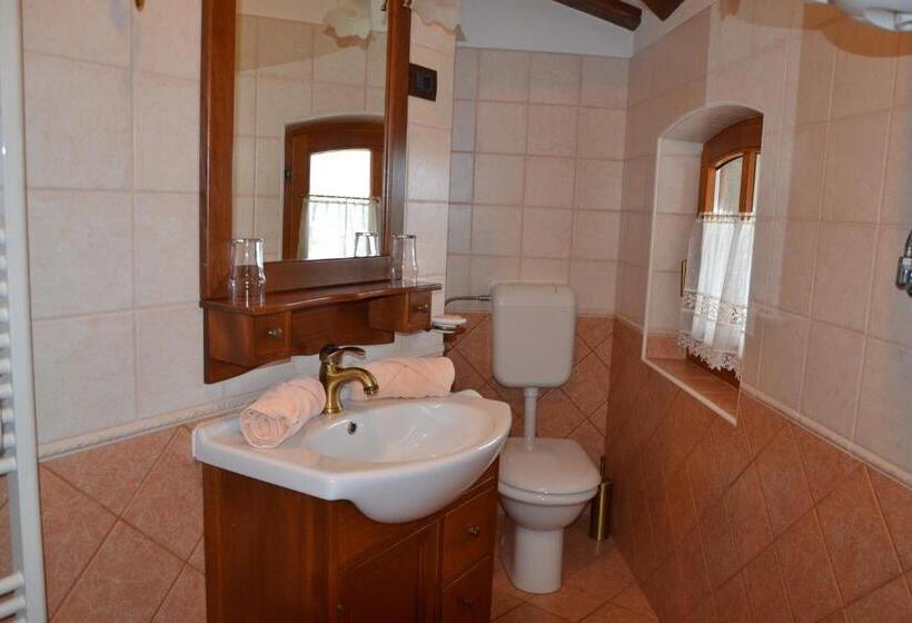 سوئیت جونیور با چشم‌انداز کوهستان, Pri Marjotu