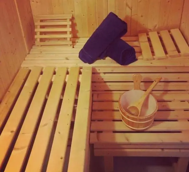 １ベッドルームのスーペリアアパートメント, Forest Path Luxury Studio Apartment With Large Bedroom Bathroom And Sauna Sleeps Up To 4