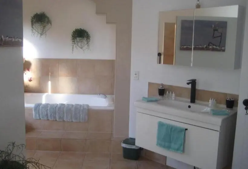 اتاق لوکس, Sunkist B & B