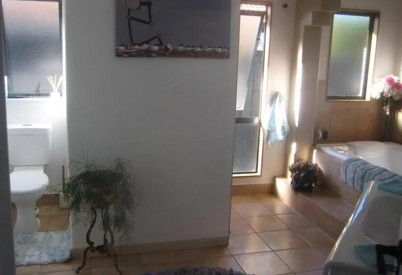 اتاق لوکس, Sunkist B & B