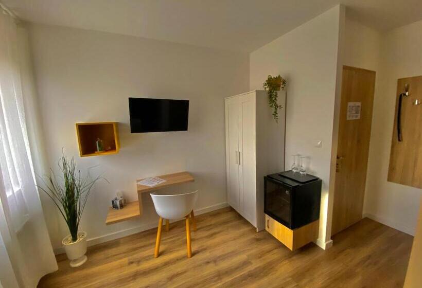 חדר דלוקס, Airport Almáskert Panzió