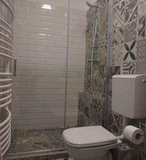 חדר משפחתי, Airport Almáskert Panzió