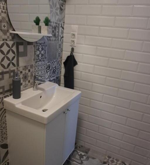 חדר משפחתי, Airport Almáskert Panzió