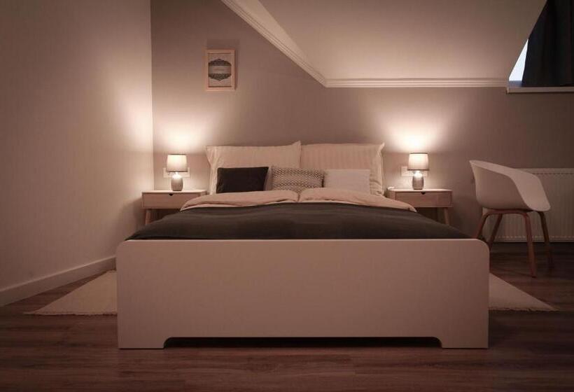 חדר משפחתי, Airport Almáskert Panzió