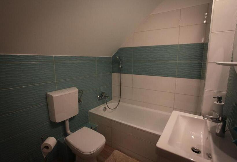 חדר משפחתי, Airport Almáskert Panzió