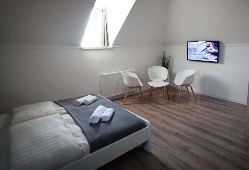 חדר משפחתי, Airport Almáskert Panzió