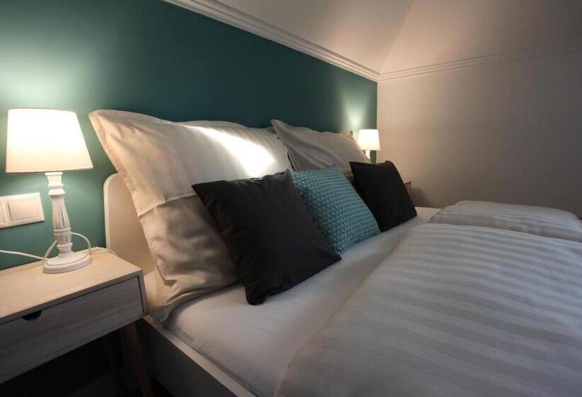 חדר משפחתי, Airport Almáskert Panzió