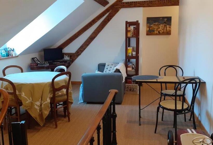 חדר משפחתי, Jules Verne