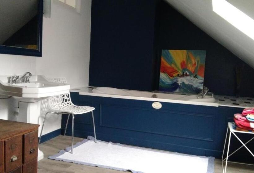 חדר משפחתי, Jules Verne