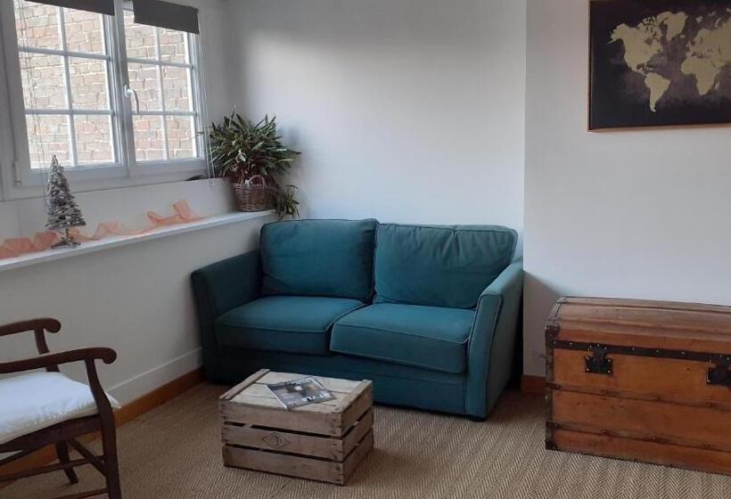 חדר משפחתי, Jules Verne