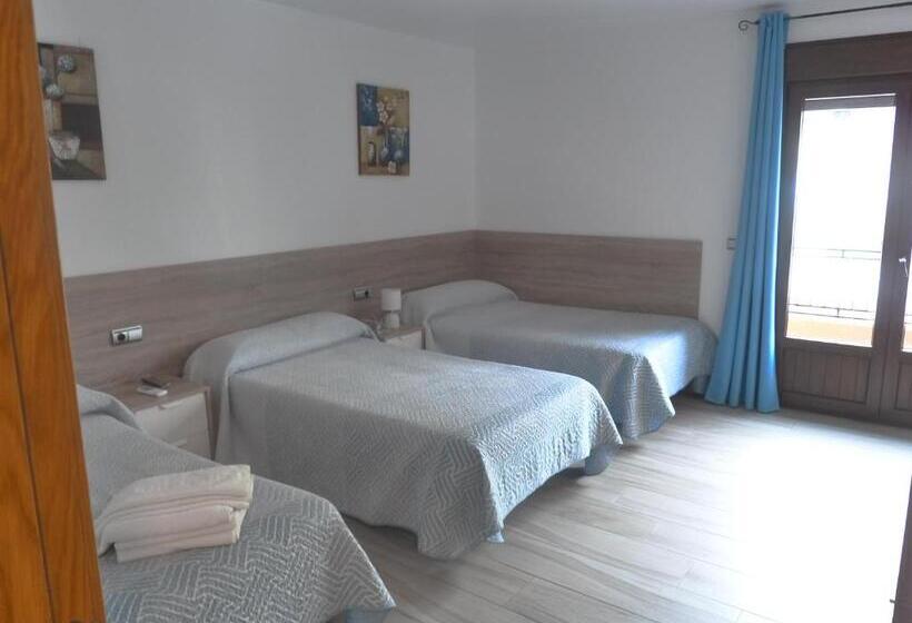 Номер Стандарт Трехместный, Hostal Casa Fermina  A 2 Horas De Las Pistas De Esquí