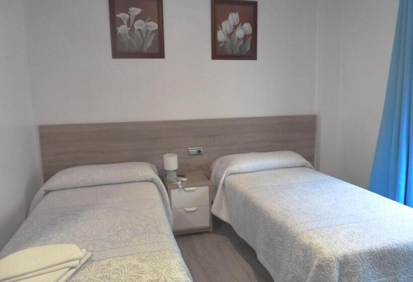 Номер Стандарт Трехместный, Hostal Casa Fermina  A 2 Horas De Las Pistas De Esquí