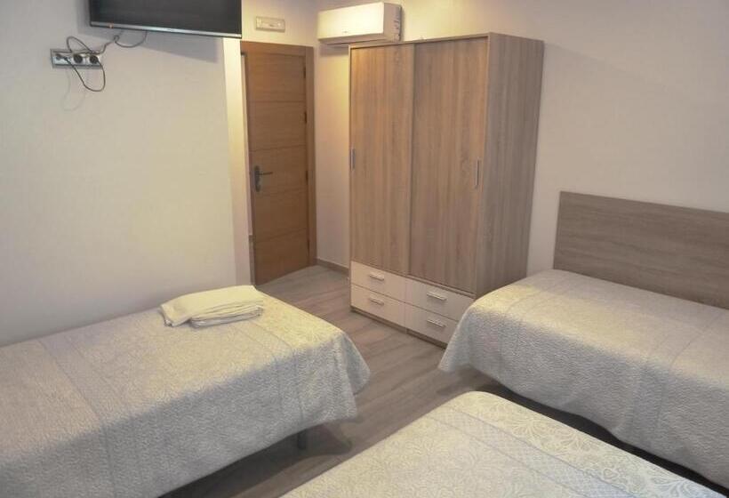 Трехместный Номер Базовый, Hostal Casa Fermina  A 2 Horas De Las Pistas De Esquí