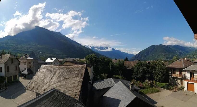 غرفة قياسية ثلاثية, Le Grand Chatelard Hôtel Bar Restaurant