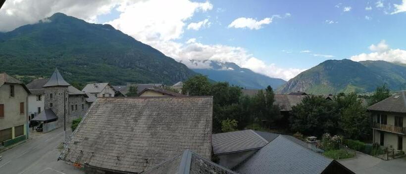 غرفة قياسية ثلاثية, Le Grand Chatelard Hôtel Bar Restaurant