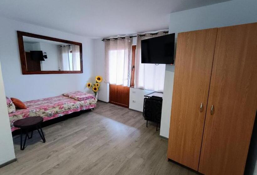 חדר סטנדרט לשלושה עם נוף לגינה, Casa De Vacanta La Locanda Dubova