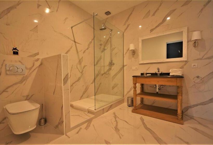 디럭스 룸 킹사이즈 침대, Villa De Noailles