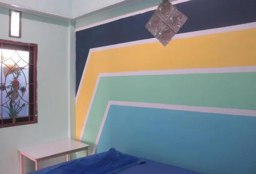 اتاق اکونومی, Pintu Biru Hostel