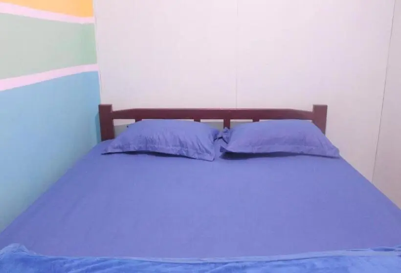 اتاق اکونومی, Pintu Biru Hostel