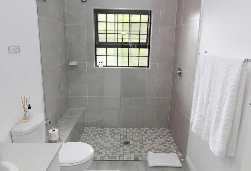 デラックススイート, Beach Break B&b   Deluxe Suites