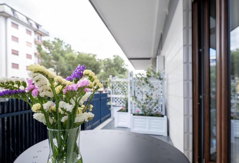 اتاق لوکس با بالکن, Home52