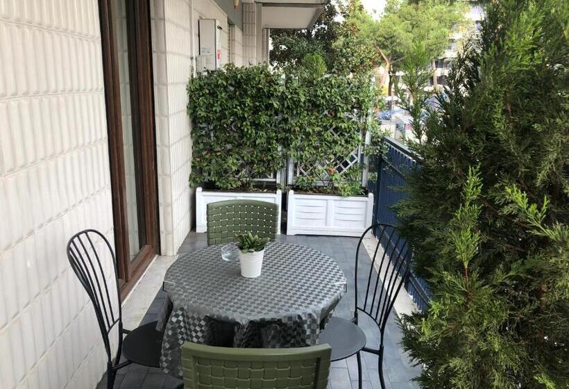 Трехместный Номер Стандарт с Балконом, Home52