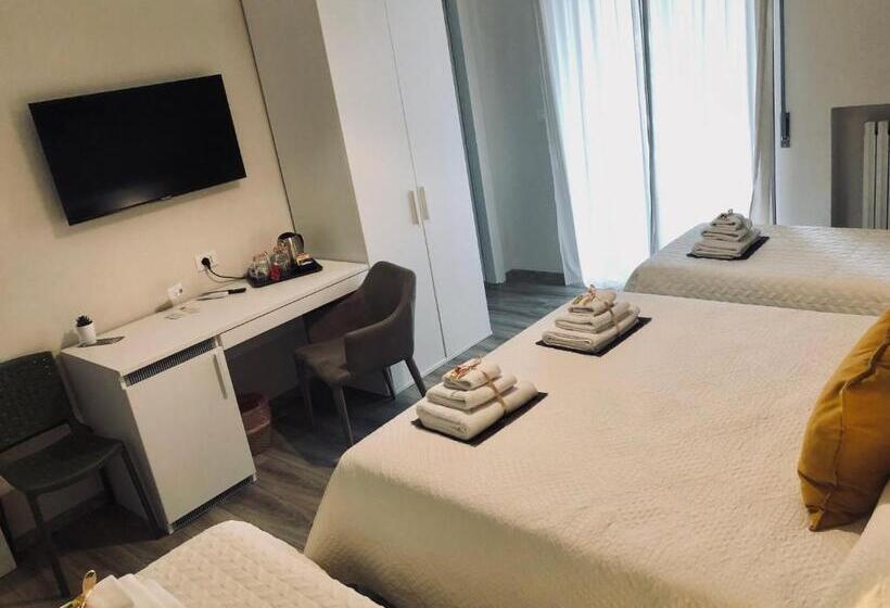 اتاق استاندارد سه تخته با بالکن, Home52