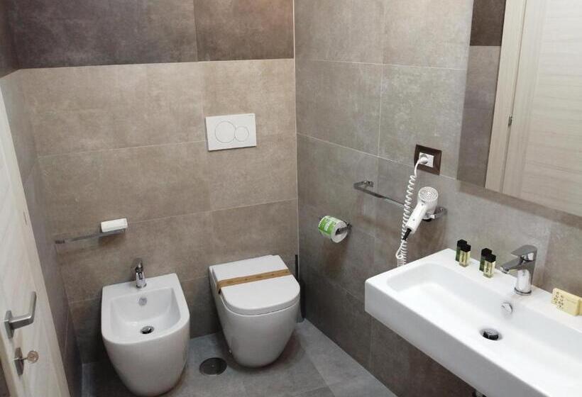 اتاق لوکس سه تخته, Km 0 Dal Centro By Tiziana Monaldi