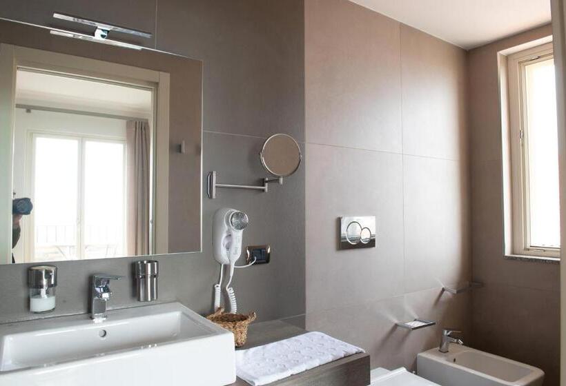 غرفة ديلوكس مطلّة علي البحر مزوَّدة بشُرفة, Torrevarata   Guest Rooms