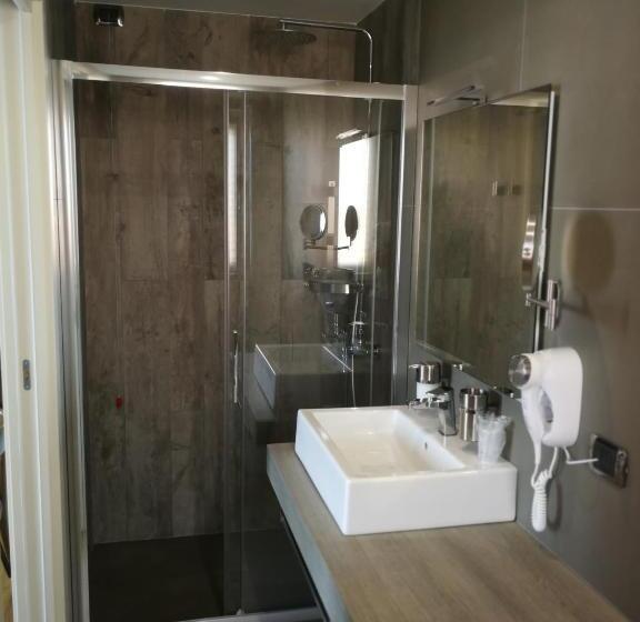 غرفة ديلوكس مطلّة علي البحر مزوَّدة بشُرفة, Torrevarata   Guest Rooms