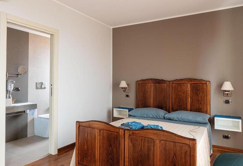 غرفة ديلوكس مطلّة علي البحر مزوَّدة بشُرفة, Torrevarata   Guest Rooms