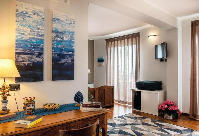 غرفة ديلوكس مطلّة علي البحر مزوَّدة بشُرفة, Torrevarata   Guest Rooms