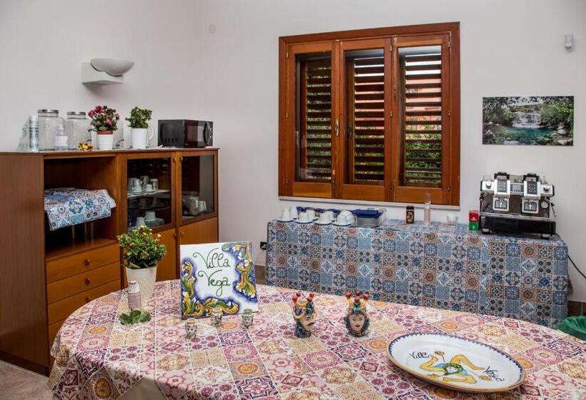 חדר דלוקס עם מרפסת נוף לים, Villa Vega