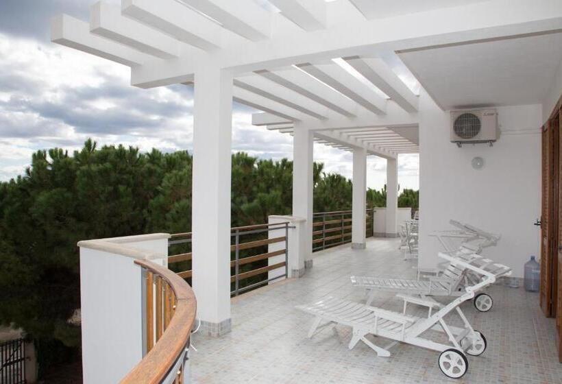 חדר סופריור לשלושה עם נוף לים, Villa Vega