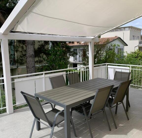 آپارتمان 1 خوابه با تراس, Villa Lori Apartments Garden And Beach