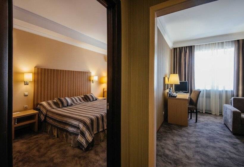 اتاق خانوادگی, Aurora