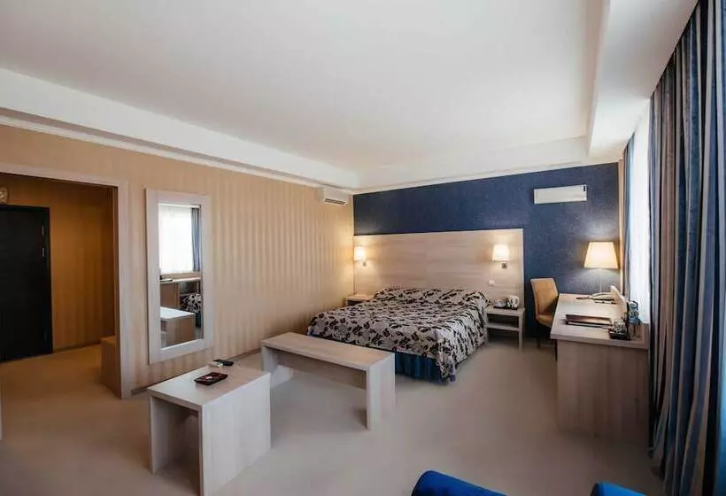 Studio Standard, Aurora