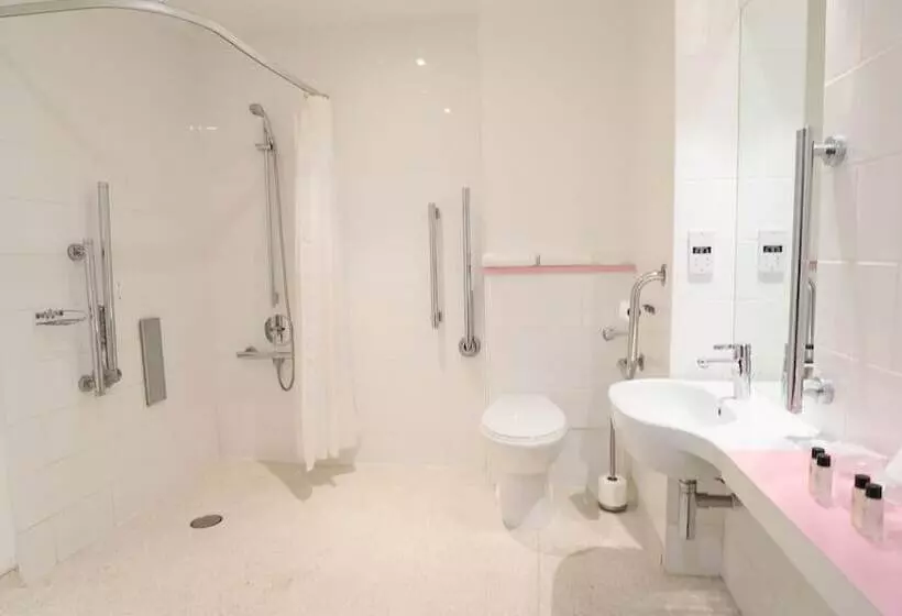 اتاق استاندارد سه نفره, Citrus Hotel Cheltenham By Compass Hospitality