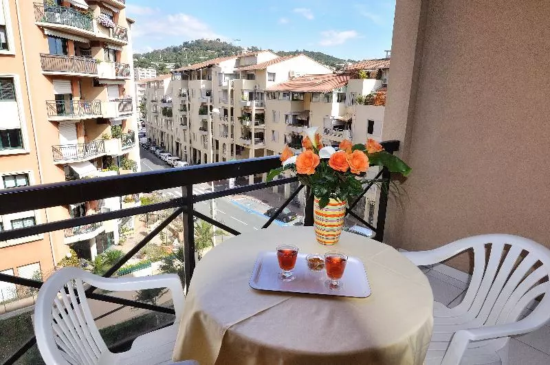 استودیوی استاندارد, Residhotel Villa Maupassant