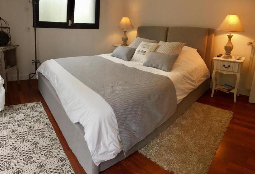 غرفة عائلية مطلّة علي الحديقة, Chambre Kercaves